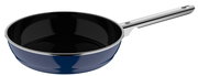 Blaue Pfanne mit schwarzer Innenbeschichtung und silbernem Griff, seitliche Perspektive