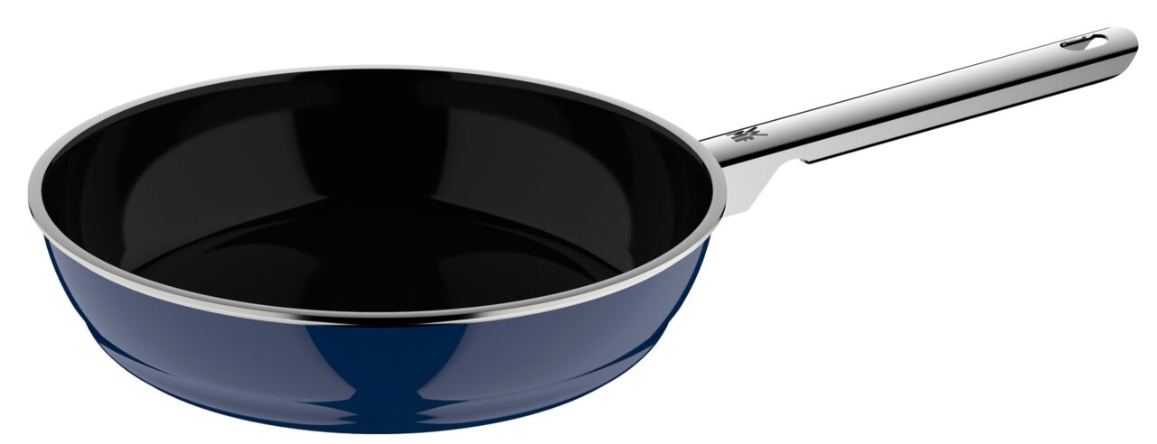 Blaue Pfanne mit schwarzer Innenbeschichtung und silbernem Griff, seitliche Perspektive