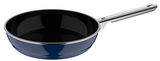 Blaue Pfanne mit schwarzer Innenbeschichtung und silbernem Griff, seitliche Perspektive