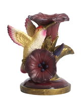Kerzenständer mit einem detailreichen Design eines Kolibris und einer Blume, seitliche Perspektive.