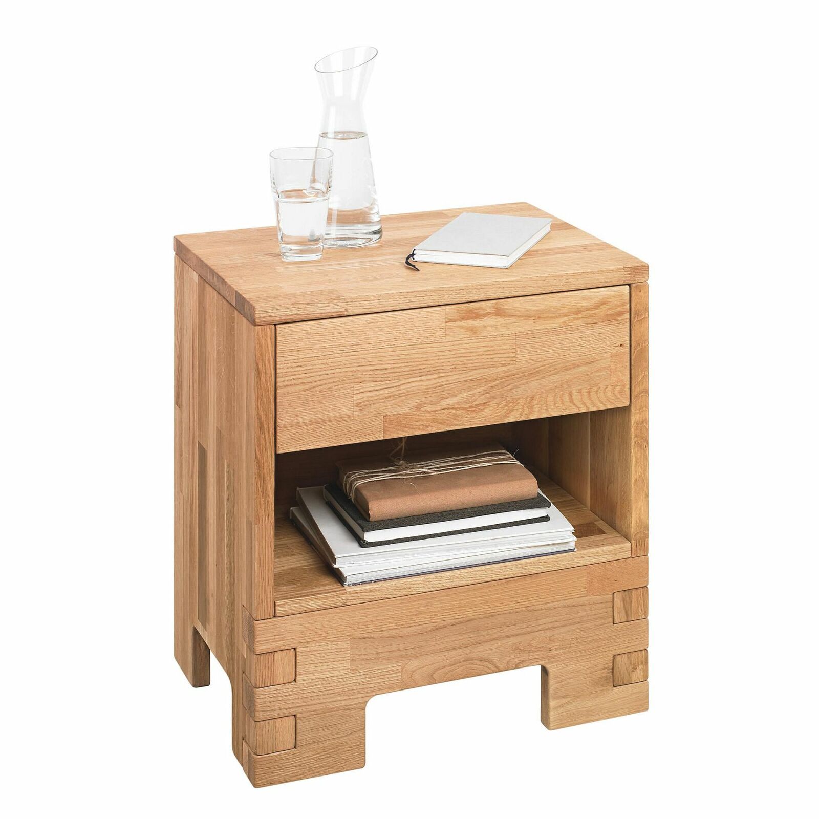 Nachtkommode aus Holz mit Schublade und offenem Fach, frontal fotografiert, mit Glas, Karaffe und Notizbuch darauf.