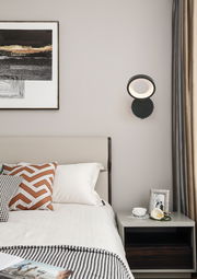 LED-Strahler an der Wand neben einem Bett, seitliche Perspektive