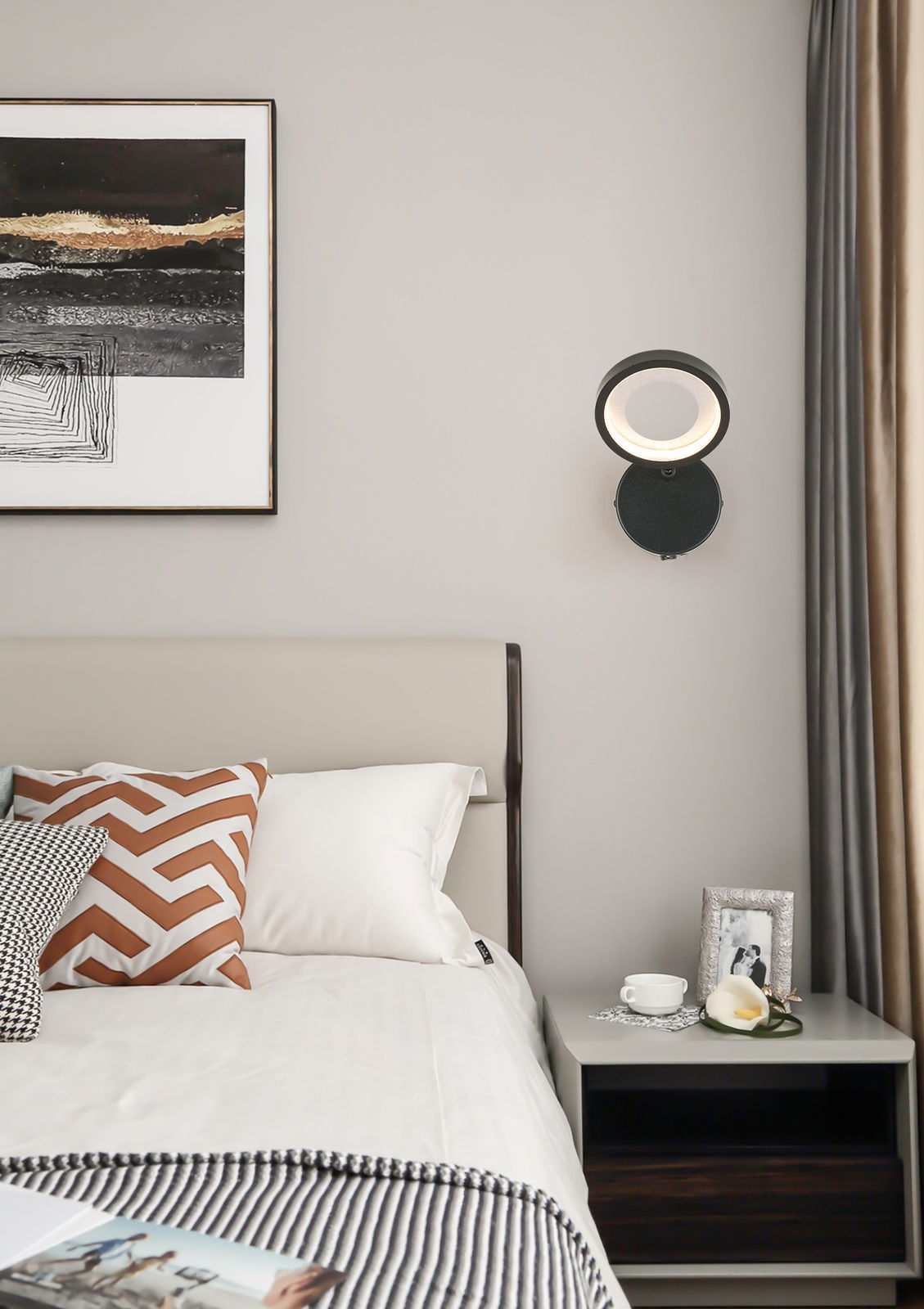 LED-Strahler an der Wand neben einem Bett, seitliche Perspektive