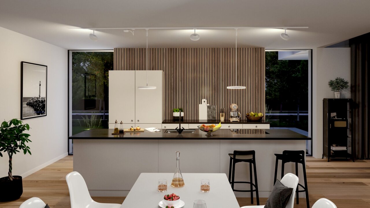 Moderne Küche mit Schienenpendel Hildor, Blick von der Essbereich-Perspektive. Zwei Pendelleuchten über der Kücheninsel, umgeben von stilvoller Einrichtung und großen Fenstern.