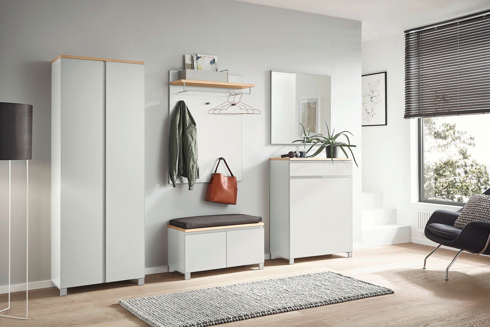 Moderne Garderobeneinrichtung mit Schuhschrank, Sitzbank und Spiegel in heller, minimalistischer Raumgestaltung. Frontalansicht.