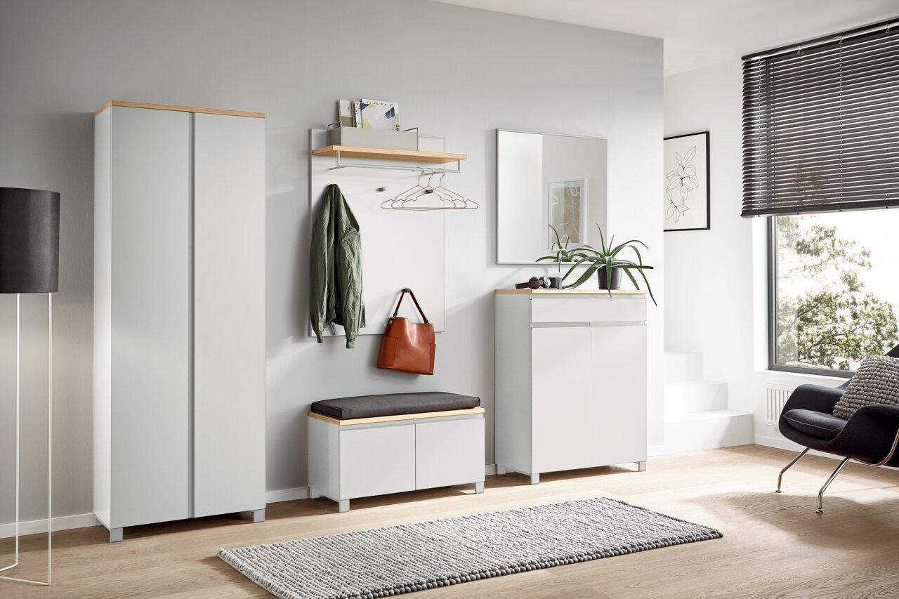 Dieter Knoll Sitzkissen SORRENT Moderne Garderobeneinrichtung mit Schuhschrank, Sitzbank und Spiegel in heller, minimalistischer Raumgestaltung. Frontalansicht.