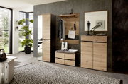 Moderne Garderobeneinrichtung in Holzoptik mit Schuhschrank, Garderobenpaneel und Spiegel, seitliche Perspektive
