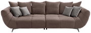 Großes, modernes Sofa in braunem Stoff mit mehreren Kissen, frontal betrachtet.