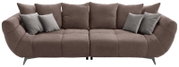 Großes, modernes Sofa in braunem Stoff mit mehreren Kissen, frontal betrachtet.