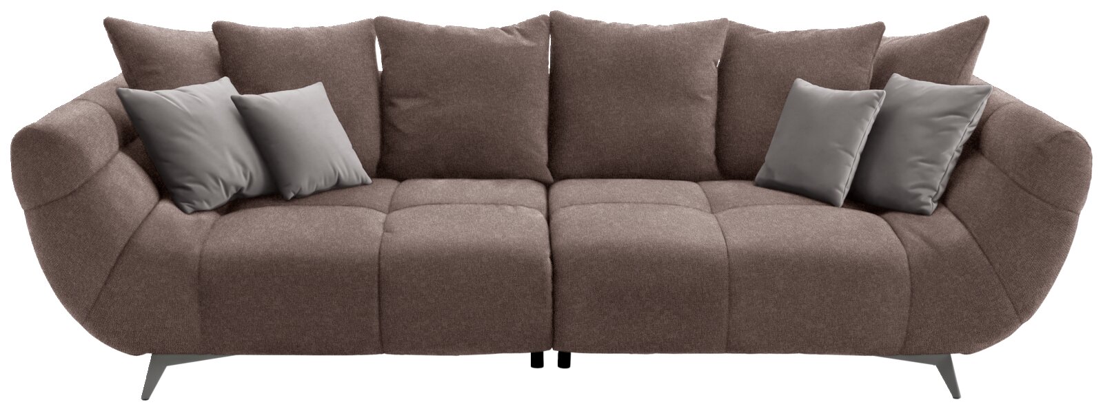 Großes, modernes Sofa in braunem Stoff mit mehreren Kissen, frontal betrachtet.
