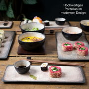 Vogelperspektive auf ein 29-teiliges Sushi-Set in Beige, bestehend aus rechteckigen Tellern und Schalen aus hochwertigem Porzellan im modernen Design, dekoriert mit Sushi und Sojasauce.