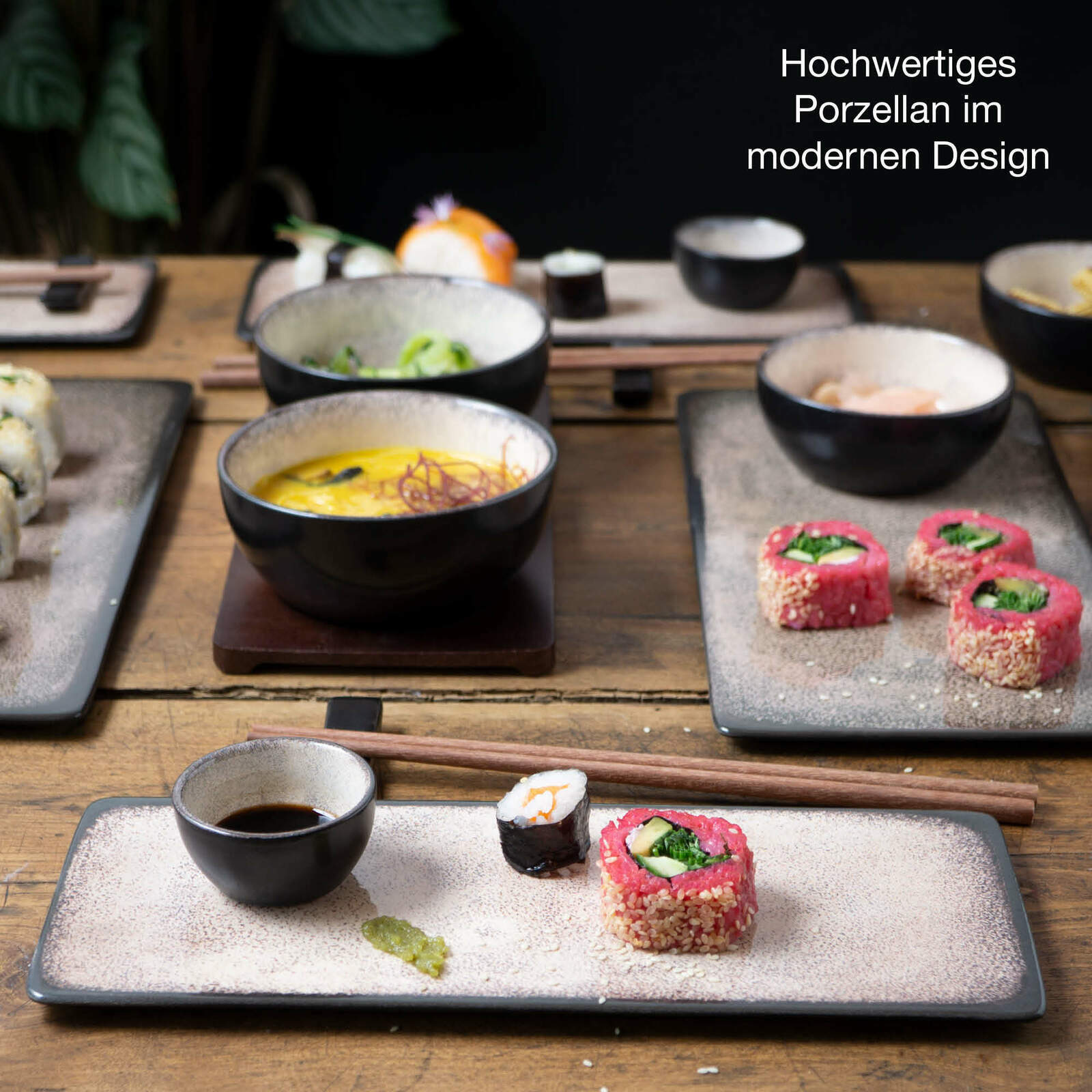 Vogelperspektive auf ein 29-teiliges Sushi-Set in Beige, bestehend aus rechteckigen Tellern und Schalen aus hochwertigem Porzellan im modernen Design, dekoriert mit Sushi und Sojasauce.