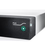 Ecke einer Viscomatratze in mittlerer Festigkeit mit grauem Bezug und Aufschrift 'PLUS', seitliche Perspektive