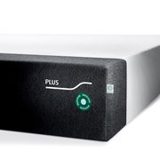 Ecke einer Viscomatratze in mittlerer Festigkeit mit grauem Bezug und Aufschrift 'PLUS', seitliche Perspektive