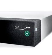 Ecke einer Viscomatratze in mittlerer Festigkeit mit grauem Bezug und Aufschrift 'PLUS', seitliche Perspektive