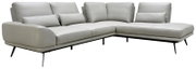 Lichtgrijze moderne hoekbank met chaise longue, verstelbare hoge rugleuningen, losse lendekussens en slanke zwarte poten, gezien vanuit schuin vooraanzicht.
