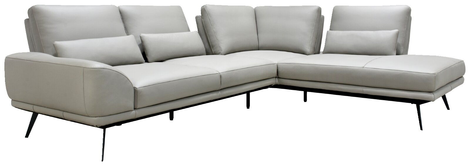 Lichtgrijze moderne hoekbank met chaise longue, verstelbare hoge rugleuningen, losse lendekussens en slanke zwarte poten, gezien vanuit schuin vooraanzicht.
