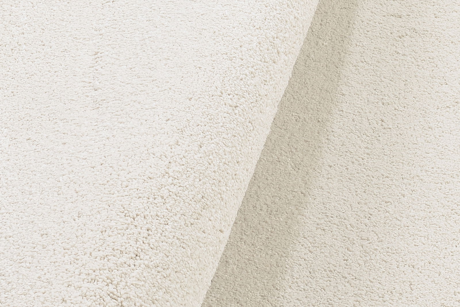 Nahaufnahme eines weißen Uni-Teppichs mit weicher Textur, von der Seite betrachtet.