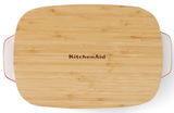 Vogelperspektive auf eine rechteckige Auflaufform mit einem Deckel aus Holz, der das Logo 'KitchenAid' trägt.
