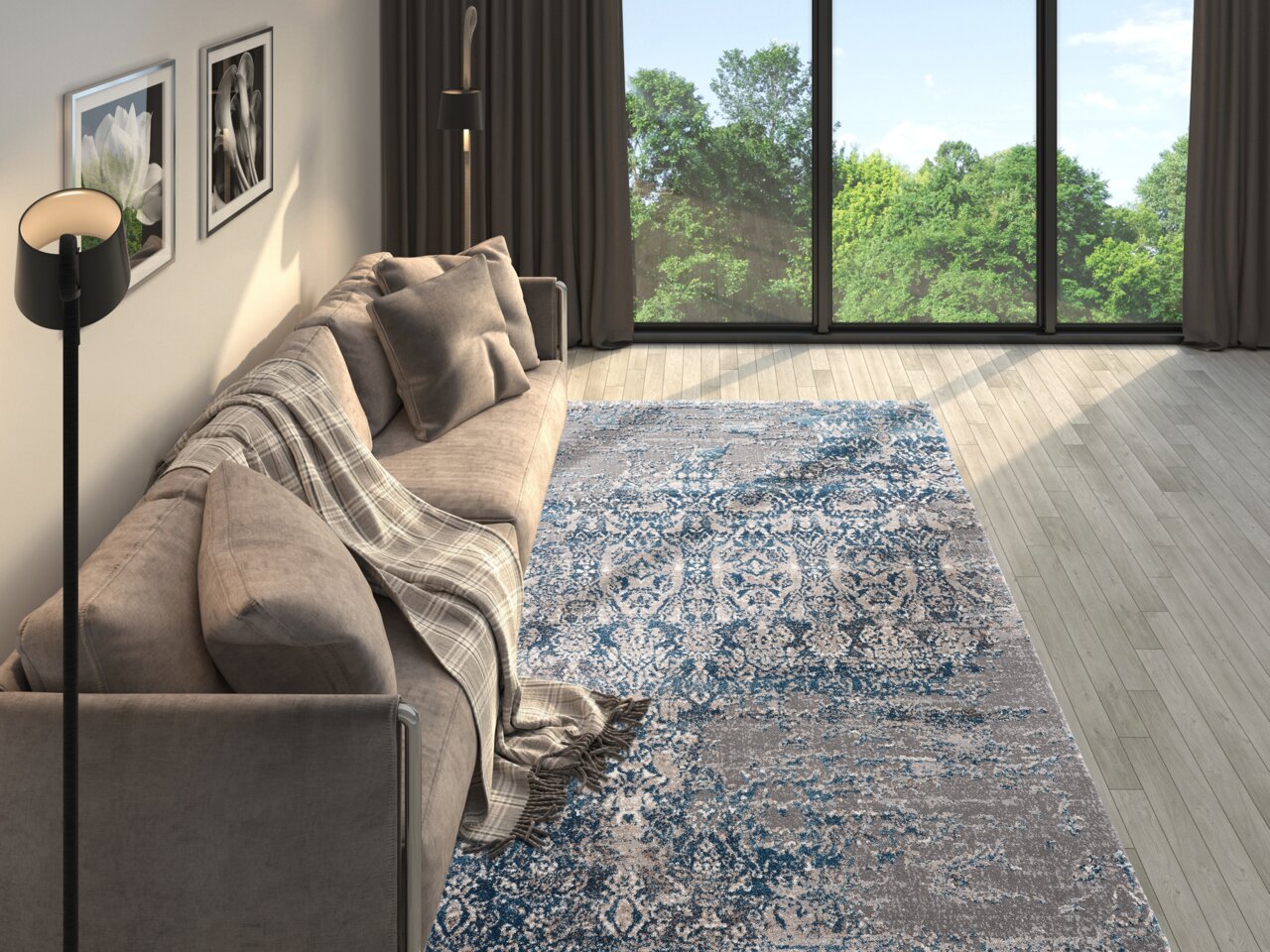 Designer Teppich in einem modernen Wohnzimmer mit Blick auf große Fenster und einen gemütlichen grauen Sofa, Perspektive von oben.