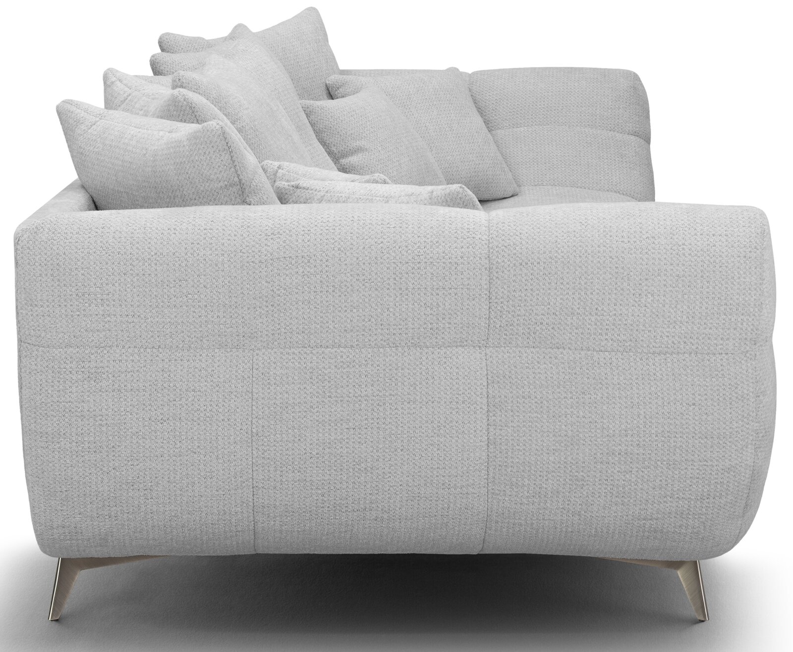 Hellgraues Stoffsofa mit vielen Rückenkissen und schlanken Metallfüßen, Ansicht von hinten leicht schräg