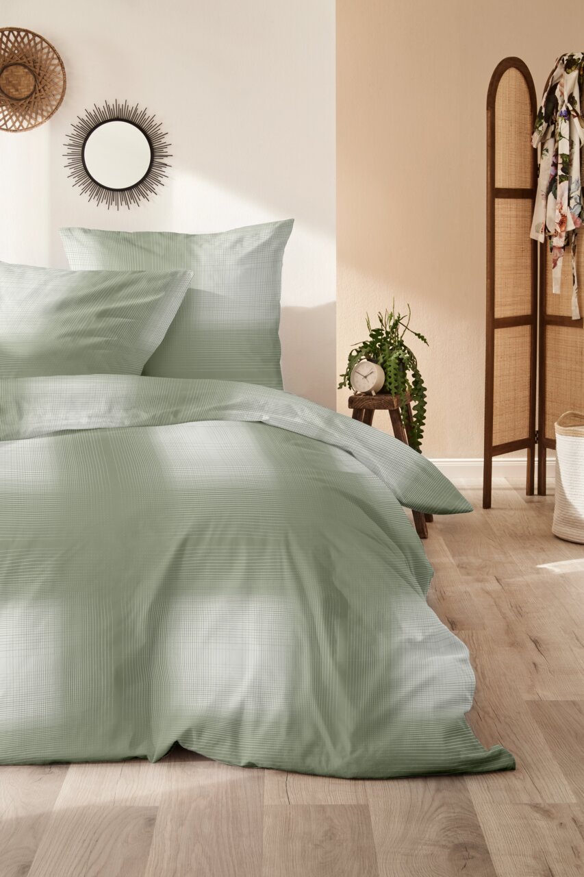 Groen beddengoed van 135 x 200 cm in een stijlvol ingerichte slaapkamer, zijaanzicht