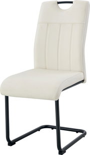 Cremeweißer Polsterstuhl mit hoher Rückenlehne, vertikalen Ziernähten und schwarzem Metall-Kufengestell, schräg von vorne fotografiert