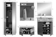 Garderobenkombination bestehend aus einem hohen Schrank mit Spiegel, einer Wandgarderobe mit Hutablage und Haken, einem großen Spiegel und einem Schuhschrank mit mehreren Fächern. Perspektive: Frontalansicht.