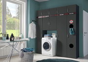 Moderner Wäscheschrank in dunklem Design mit integrierter Waschmaschine, seitlicher Perspektive