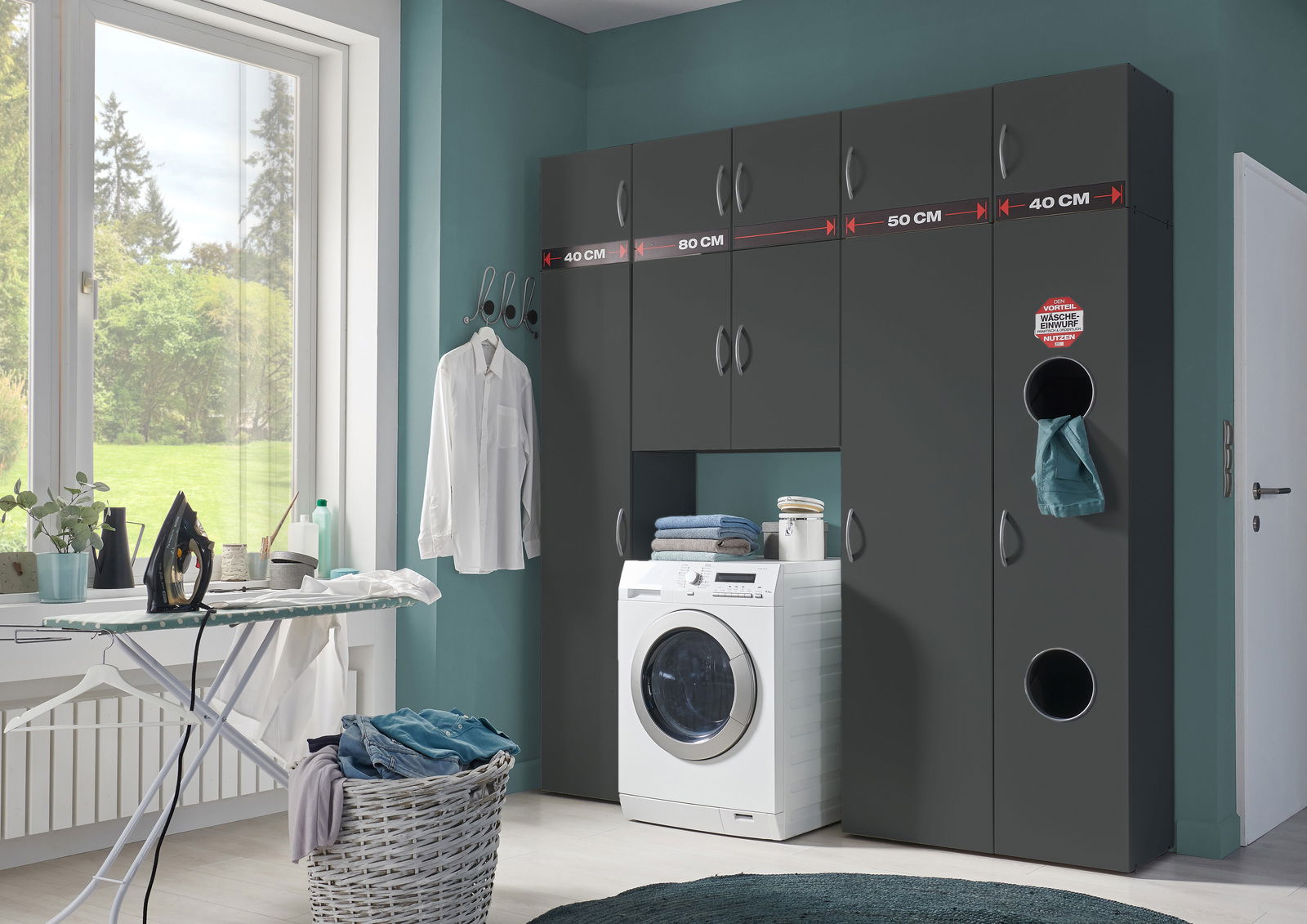 Moderner Wäscheschrank in dunklem Design mit integrierter Waschmaschine, seitlicher Perspektive
