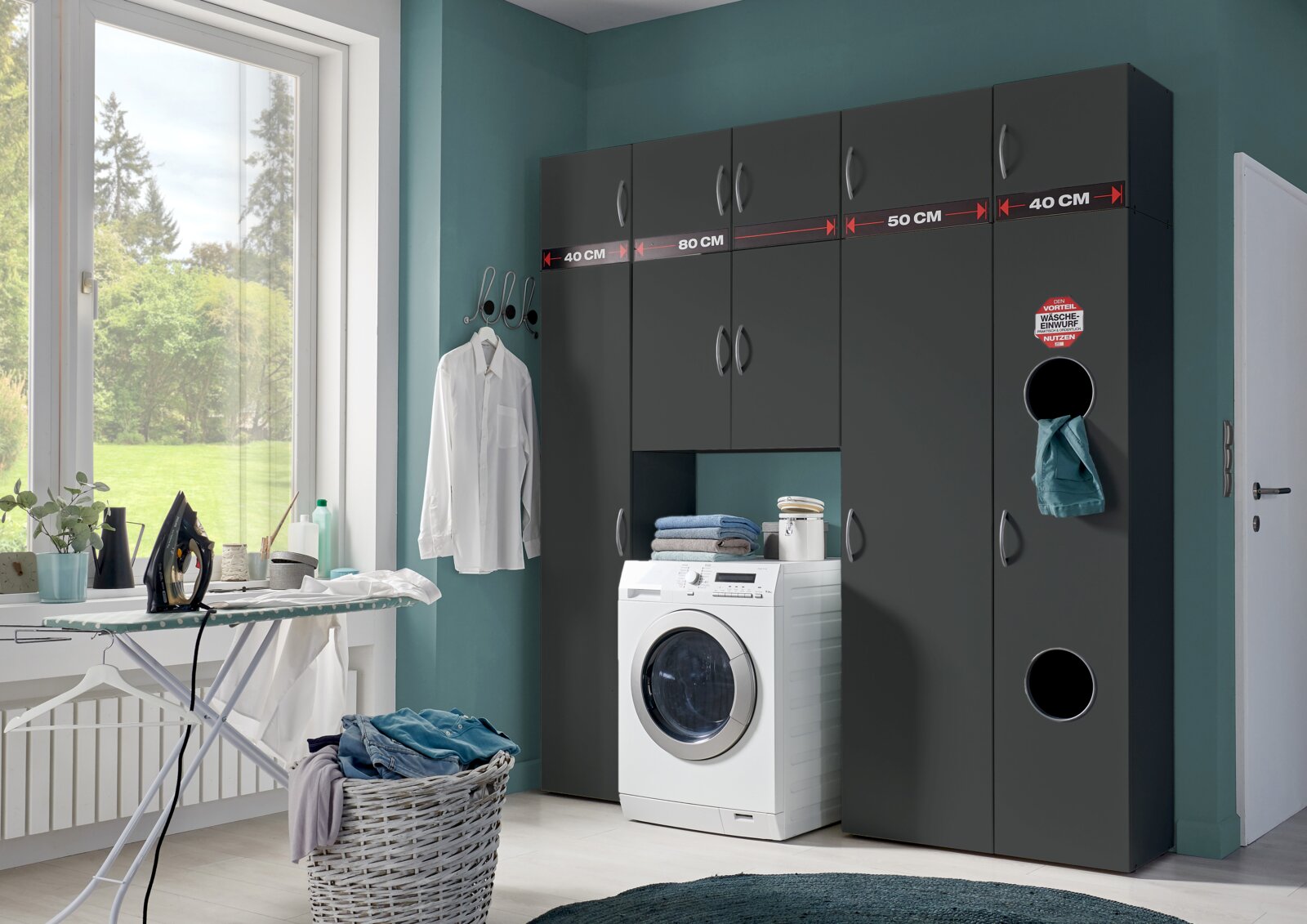 Moderner Wäscheschrank in dunklem Design mit integrierter Waschmaschine, seitlicher Perspektive
