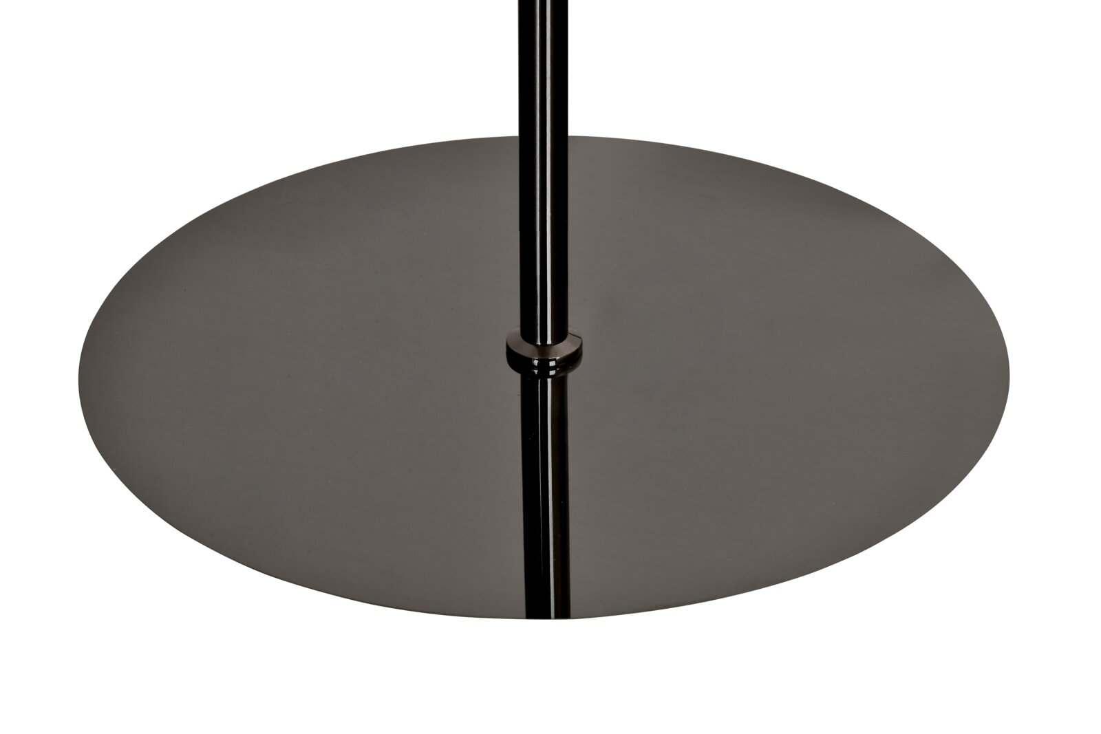 Detailaanzicht van voren op de ronde, glanzend zwarte metalen voet met centrale staander van een vloerlamp