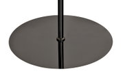 Detailaanzicht van voren op de ronde, glanzend zwarte metalen voet met centrale staander van een vloerlamp