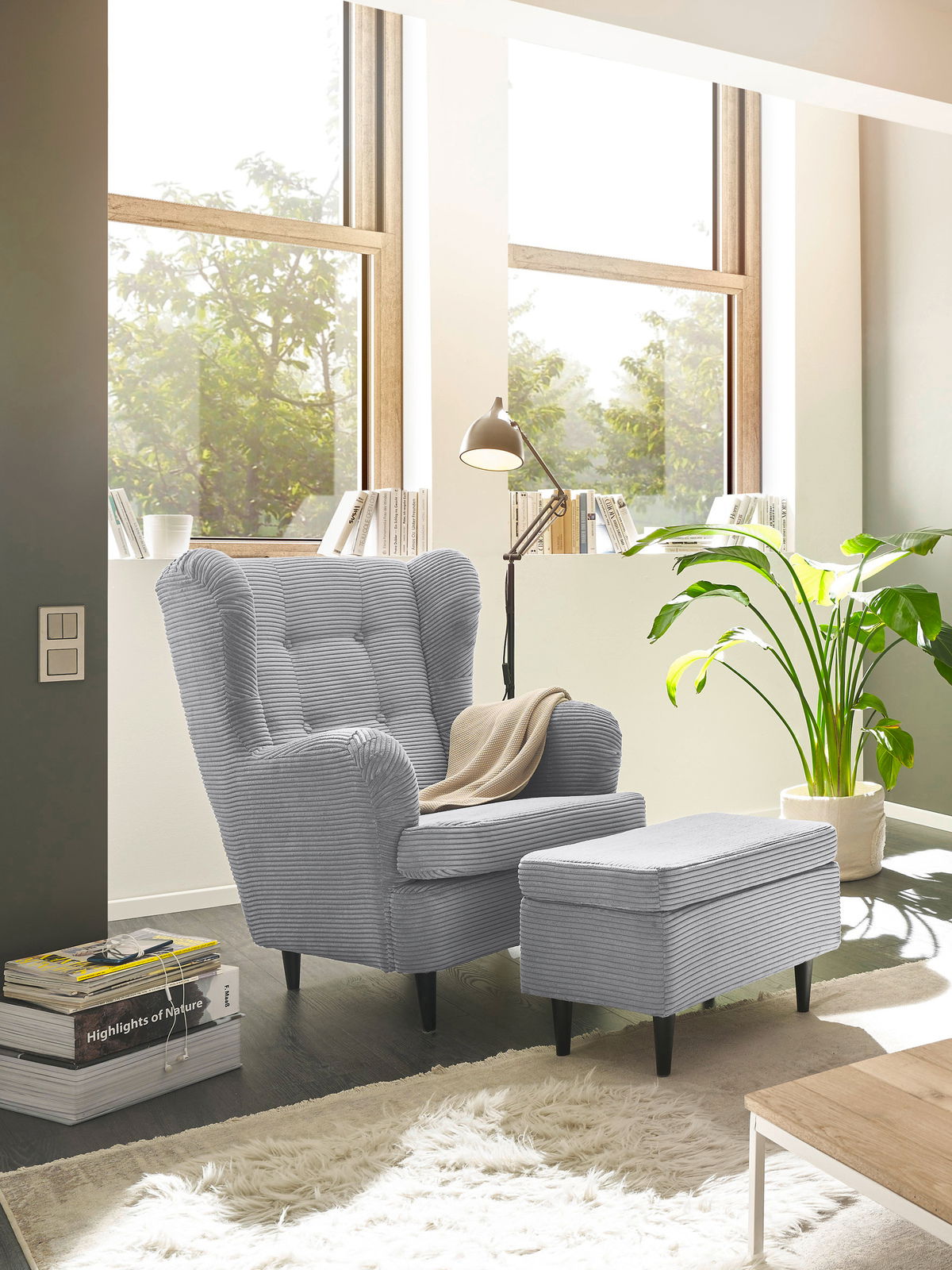 Grauer Hocker in einem modernen Wohnzimmer, seitliche Perspektive