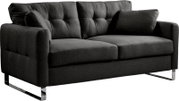 Dunkelgraues 2-Sitzer-Sofa mit Stoffbezug, gesteppter Rückenlehne, zwei Kissen und verchromten Kufenfüßen, schräg von vorne links fotografiert