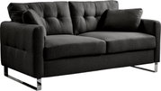 Dunkelgraues 2-Sitzer-Sofa mit Stoffbezug, gesteppter Rückenlehne, zwei Kissen und verchromten Kufenfüßen, schräg von vorne links fotografiert