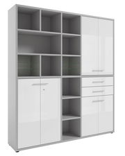 Moderner, hoher Aktenschrank mit offenen Fächern, Schubladen und Türen, frontal betrachtet.