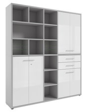 Moderne, hoge archiefkast met open vakken, lades en deuren, gezien vanaf de voorkant.
