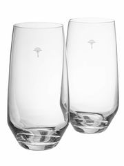 Zwei elegante Longdrinkgläser aus klarem Glas mit dezentem Logo, frontal und leicht seitlich betrachtet.