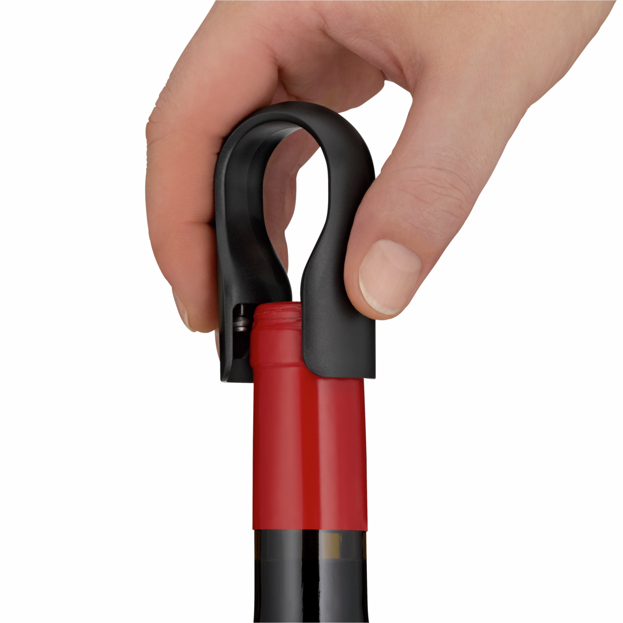 Nahaufnahme einer Hand, die einen Folienschneider auf den Flaschenhals einer Weinflasche setzt.