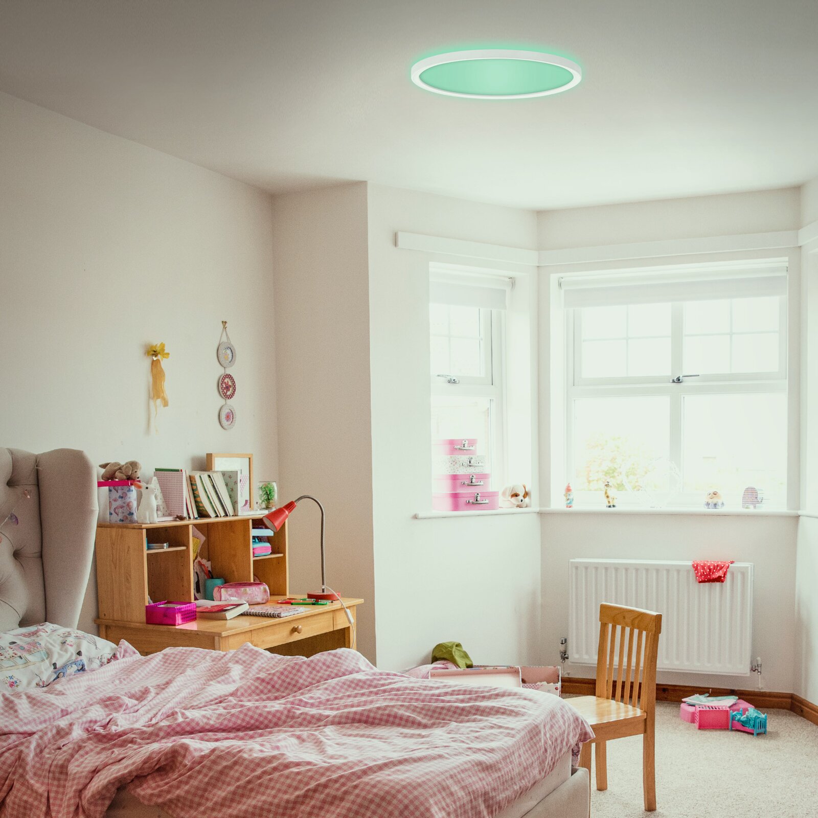 Briloner LED-plafondlamp SLIM Moderne LED-Deckenleuchte in einem gemütlichen Schlafzimmer, von unten betrachtet.
