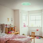 Moderne led-plafondlamp in een gezellige slaapkamer, van onderaf gezien.