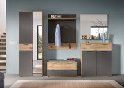 Moderne Garderobenkombination in Holzoptik und Grau, bestehend aus einem hohen Schrank mit Spiegel, einer Sitzbank mit Stauraum und einem Wandpaneel mit Haken, frontal betrachtet.
