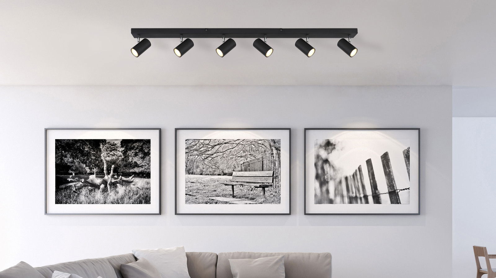 Globo Lighting Strahler ROBBY Moderne Deckenstrahler mit sechs verstellbaren Leuchten in einem Wohnzimmer, seitliche Perspektive.