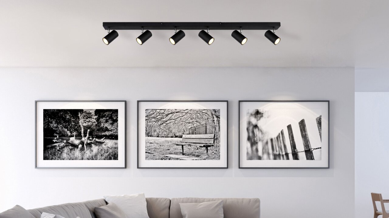 Globo Lighting Strahler ROBBY Moderne Deckenstrahler mit sechs verstellbaren Leuchten in einem Wohnzimmer, seitliche Perspektive.