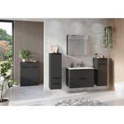 Moderne Badezimmermöbel in dunklem Design, bestehend aus einer Kommode, einem Waschbeckenunterschrank und Hängeschränken, in einer stilvollen Badezimmerumgebung mit Pflanzen und Holzverkleidung. Frontalansicht.