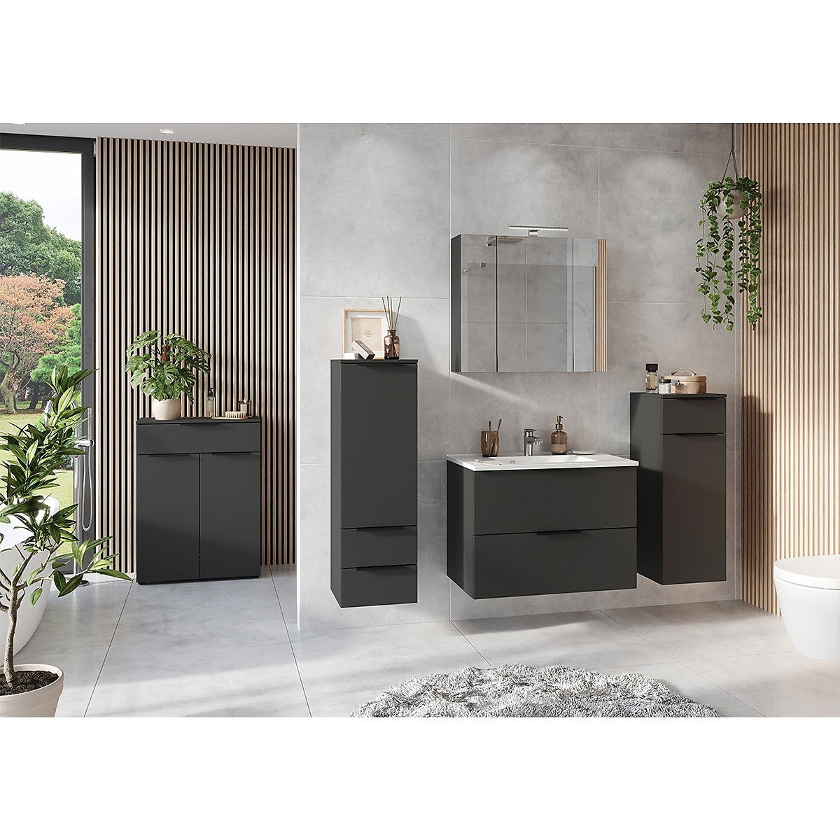 Moderne Badezimmermöbel in dunklem Design, bestehend aus einer Kommode, einem Waschbeckenunterschrank und Hängeschränken, in einer stilvollen Badezimmerumgebung mit Pflanzen und Holzverkleidung. Frontalansicht.