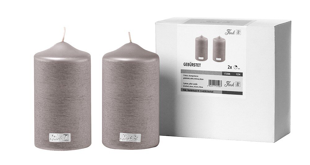 Zwei metallisch gebürstete Stumpenkerzen in einem 2er Set, frontal vor der Verpackung präsentiert.