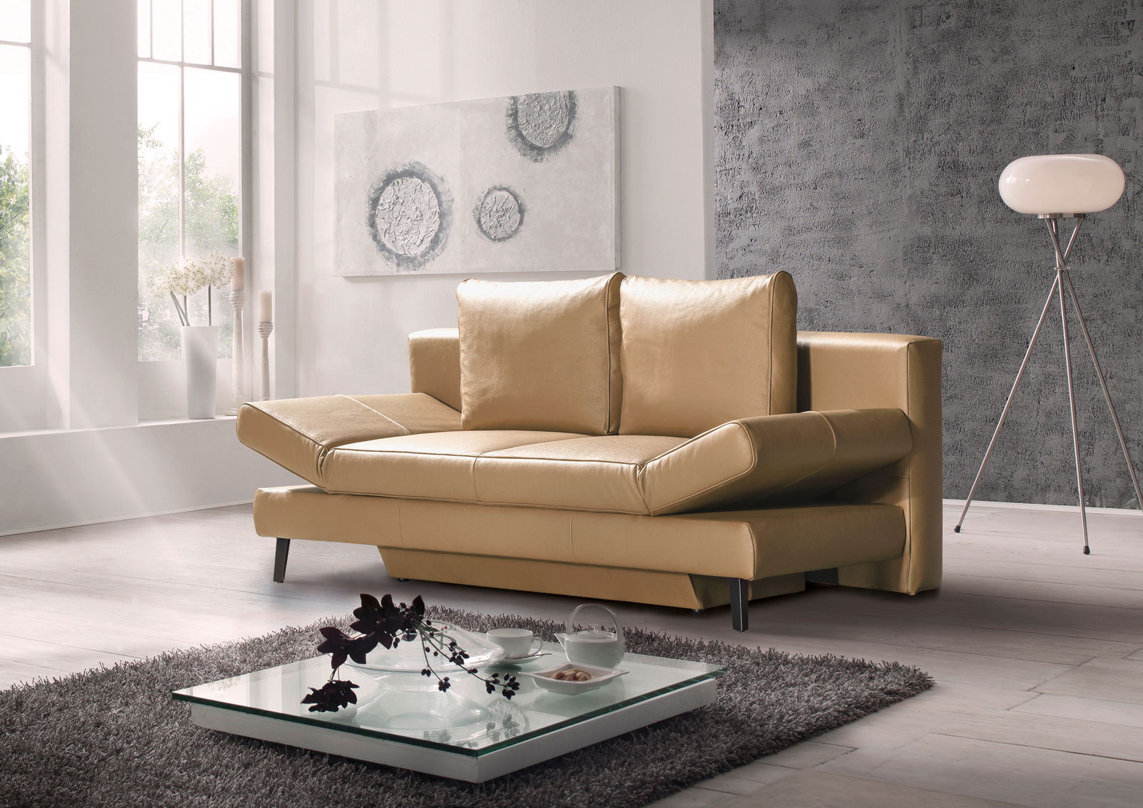 Beiges Schlafsofa der Serie LAVINIA in einem modernen Wohnzimmer, seitliche Perspektive.