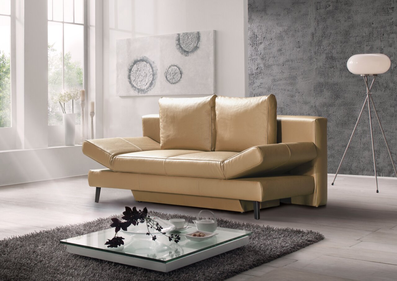 Beiges Schlafsofa der Serie LAVINIA in einem modernen Wohnzimmer, seitliche Perspektive.